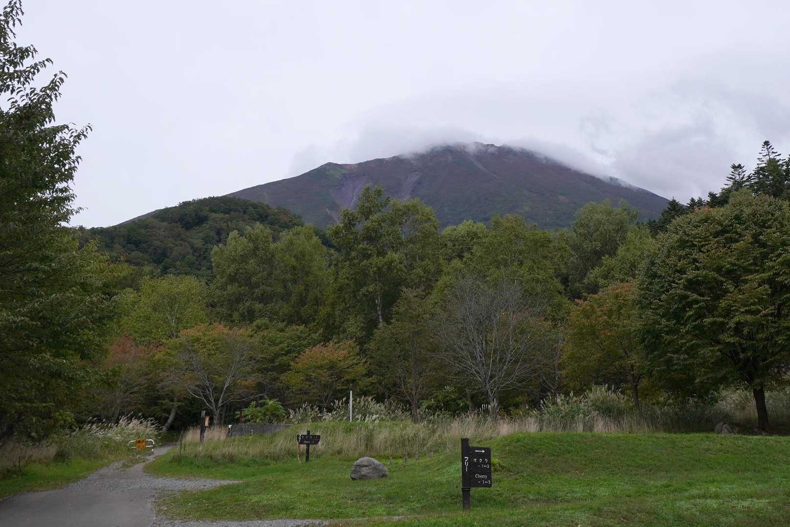 麓から見上げる羊蹄山に、また雲がかかりだした。

これから天気は下り坂、今日最高のタイミングで羊蹄山を楽しむことができたんだ。

少しスパルタが過ぎるけど、一緒に登ってくれた皆さんに感謝。
