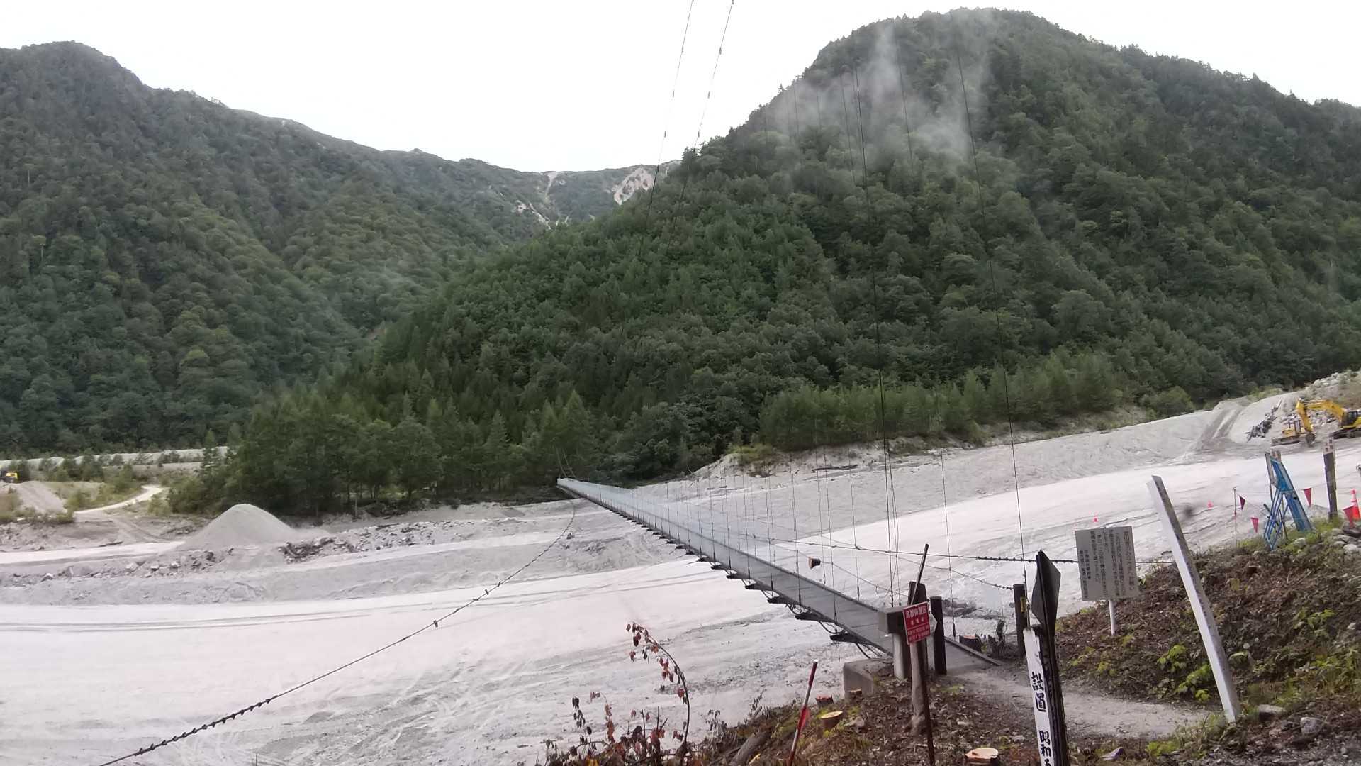 山が雨で度々崩落して、川が土砂で埋まります
ダムに流れないようにダンプで土砂を運び出しているそうです
夏休み中は作業もお休みだったそうですが、紅葉が始まるぐらいまではダンプが列をなして上がってくるので、タクシーは時間によっては待たなくてはいけないこともあります