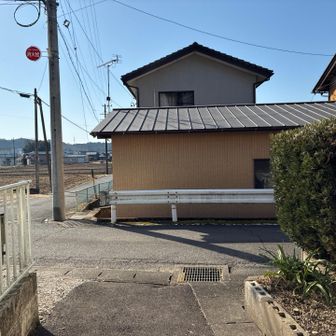 民家の脇に下山します