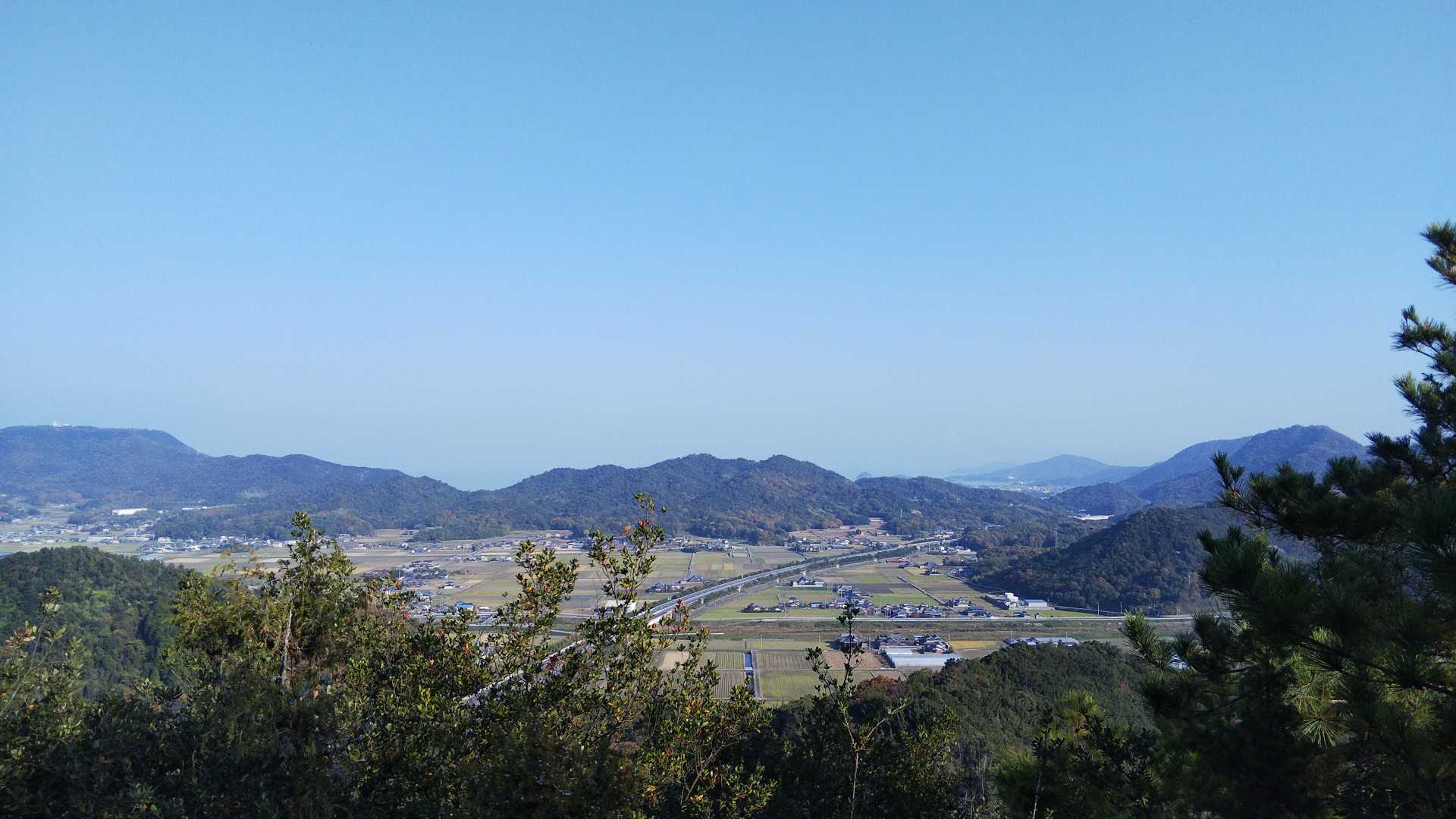 途中、展望の開けた所
津田町側からの高速道路、行程はトンネルの上を進む