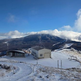 蓼科山とリフト降り場

スキー場は営業してたけど
こっちのコースは
CLOSEでした