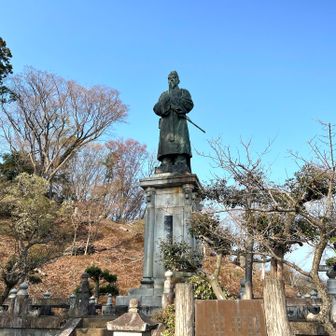 この像の右と左どちらからも行けますが展望もそこまで変わらないので右から行ったほうが良いかもです。（左は羽虫が多かったので）