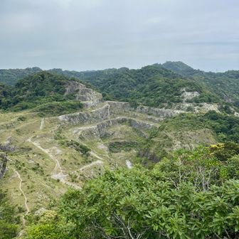 小鋸山から見下ろすキャニオン。左のピークが白狐山