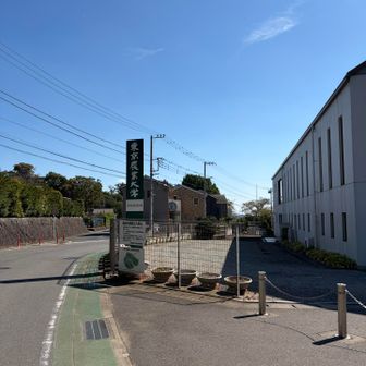 ここにバス停🚏あるけれど、運行は朝と夕方のみ