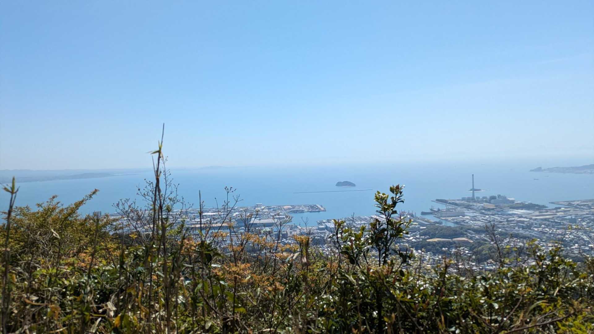 展望台から。周防灘が見えます。工業地帯みたい。