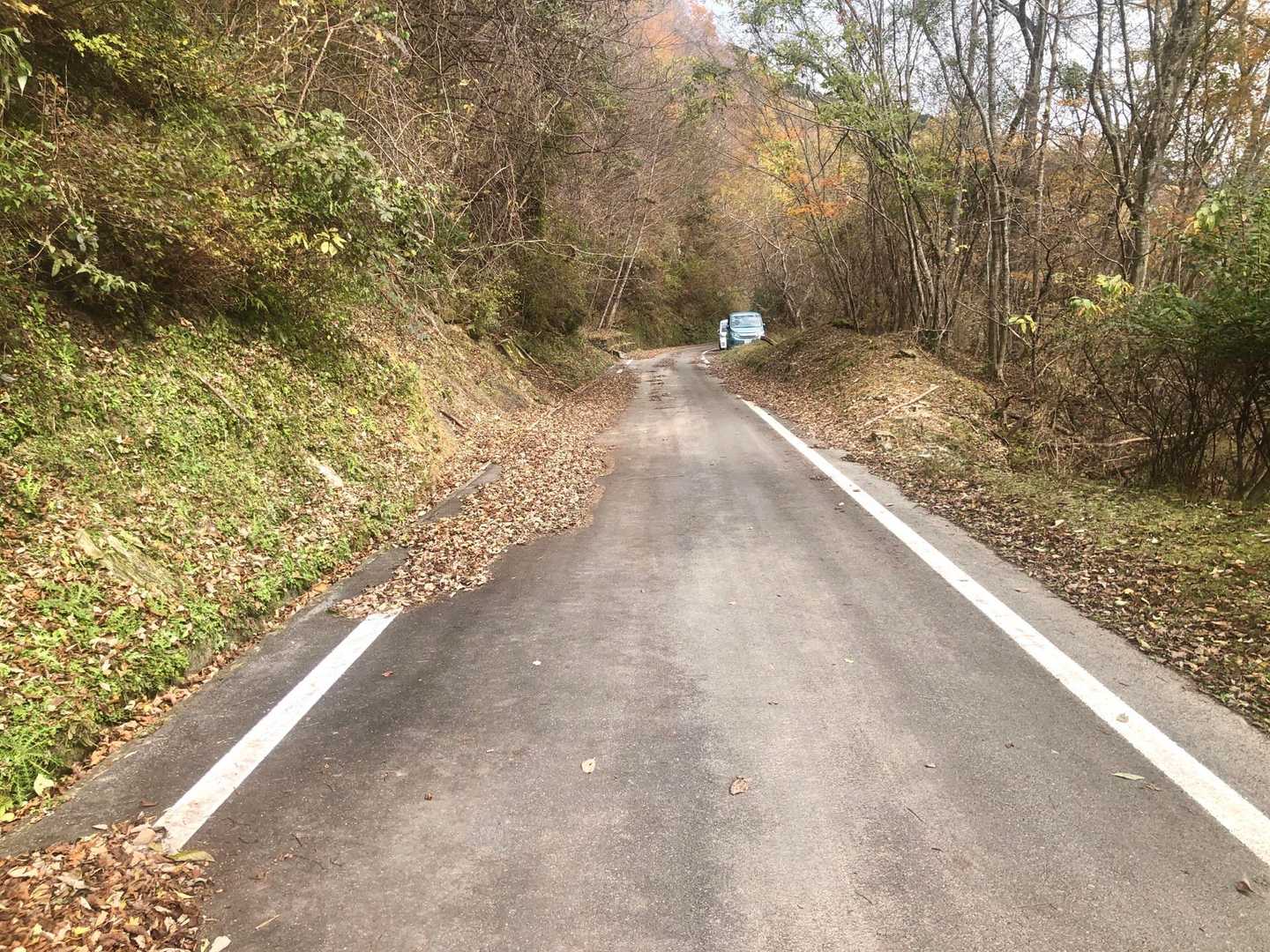 登山口前から駐車スペース方面
近くに何ヵ所っか路肩にスペースあり