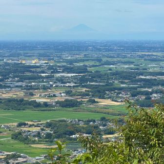 山頂からは思いがけず富士山がうっすらだが見えた