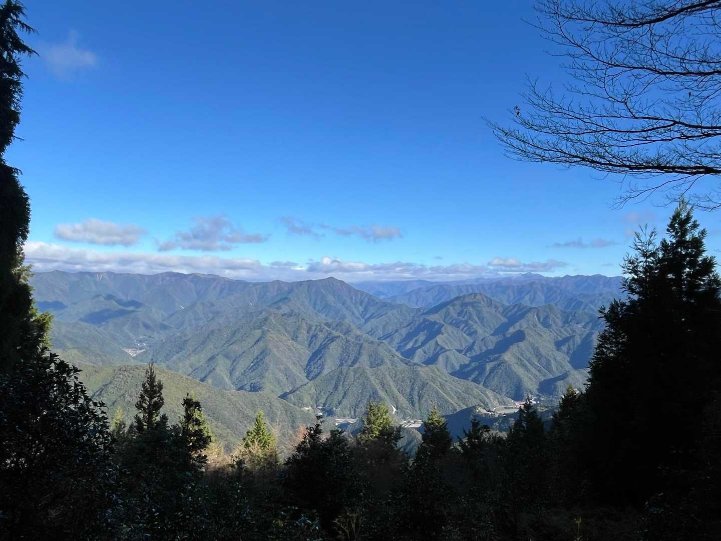 右奥に白くなった八経ヶ岳が見える