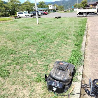 ２週目終了
ロボット芝刈り機は充電ドックへご帰還