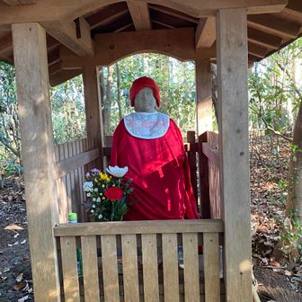 愛宕山山頂に立つお地蔵様