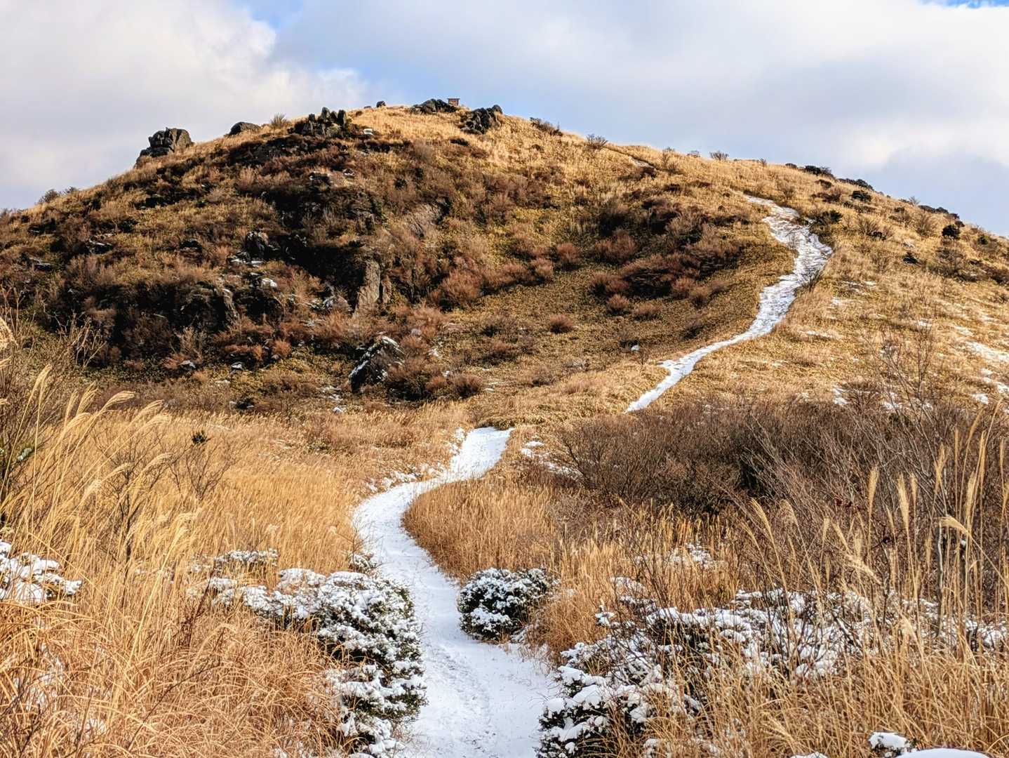 山頂は−3℃、冷たい風が吹いていました。
下山は滑りこけないようチェーンスパイクを着けました。