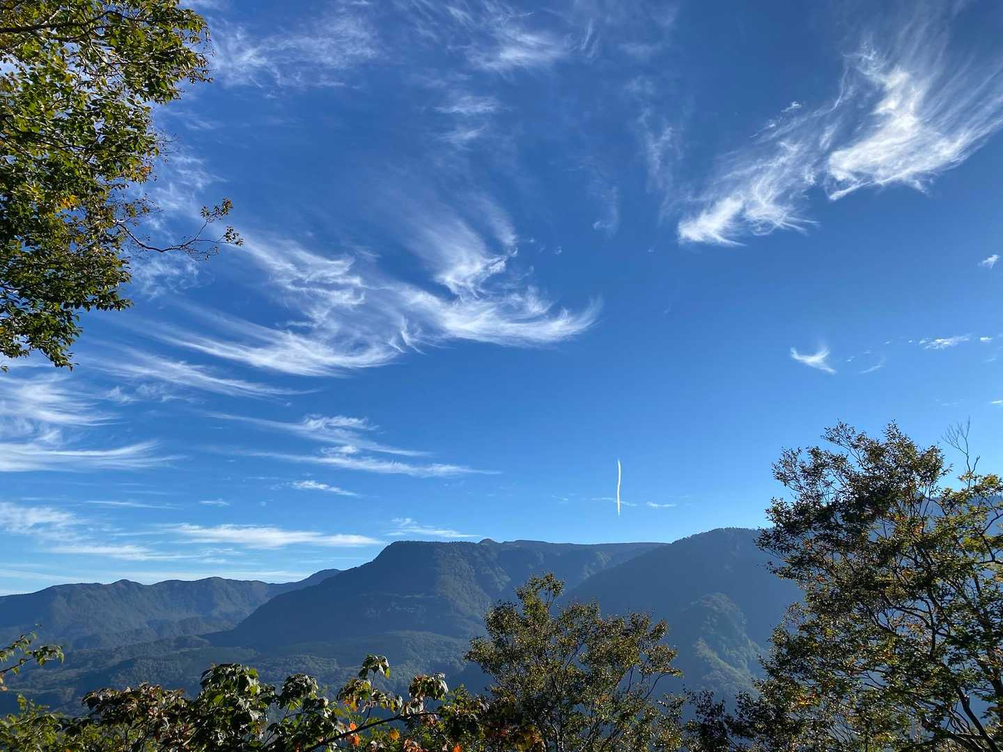 視界が開いて苗場山