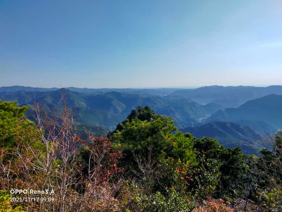 雌岳の山頂が見えます。😀