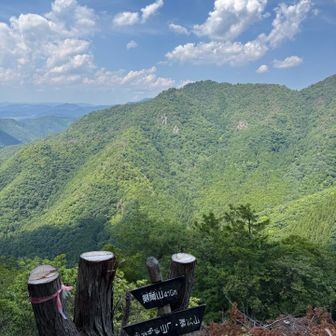 歩いてきた山を
