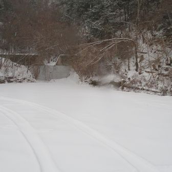 タイヤにチェーン巻いて駐車場到着。