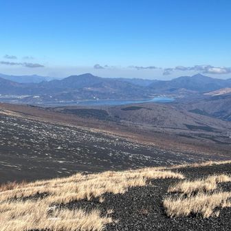 山中湖
右に二百名山の御正体山