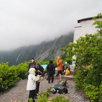 七合目辺りからパラパラと雨が降り出したので上がって来られた皆様はカッパを着込んで居られました。☔🤔
