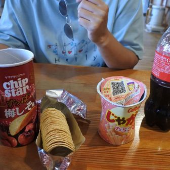食堂が開放されているのでおやつタイム。夕食の30分前までは開放されてる。本もいっぱい置いてあった。