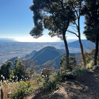 安倍城址山頂から千代山、久住山を振り返る。