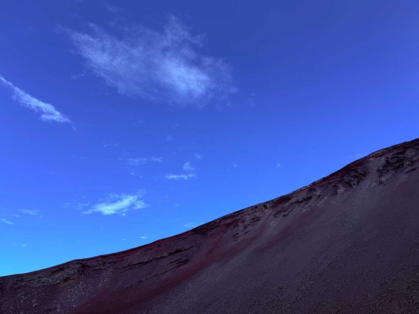 昨日まで3日間、栗駒山にいましたがずっと曇天。今日は目に覚める様な青空です♪