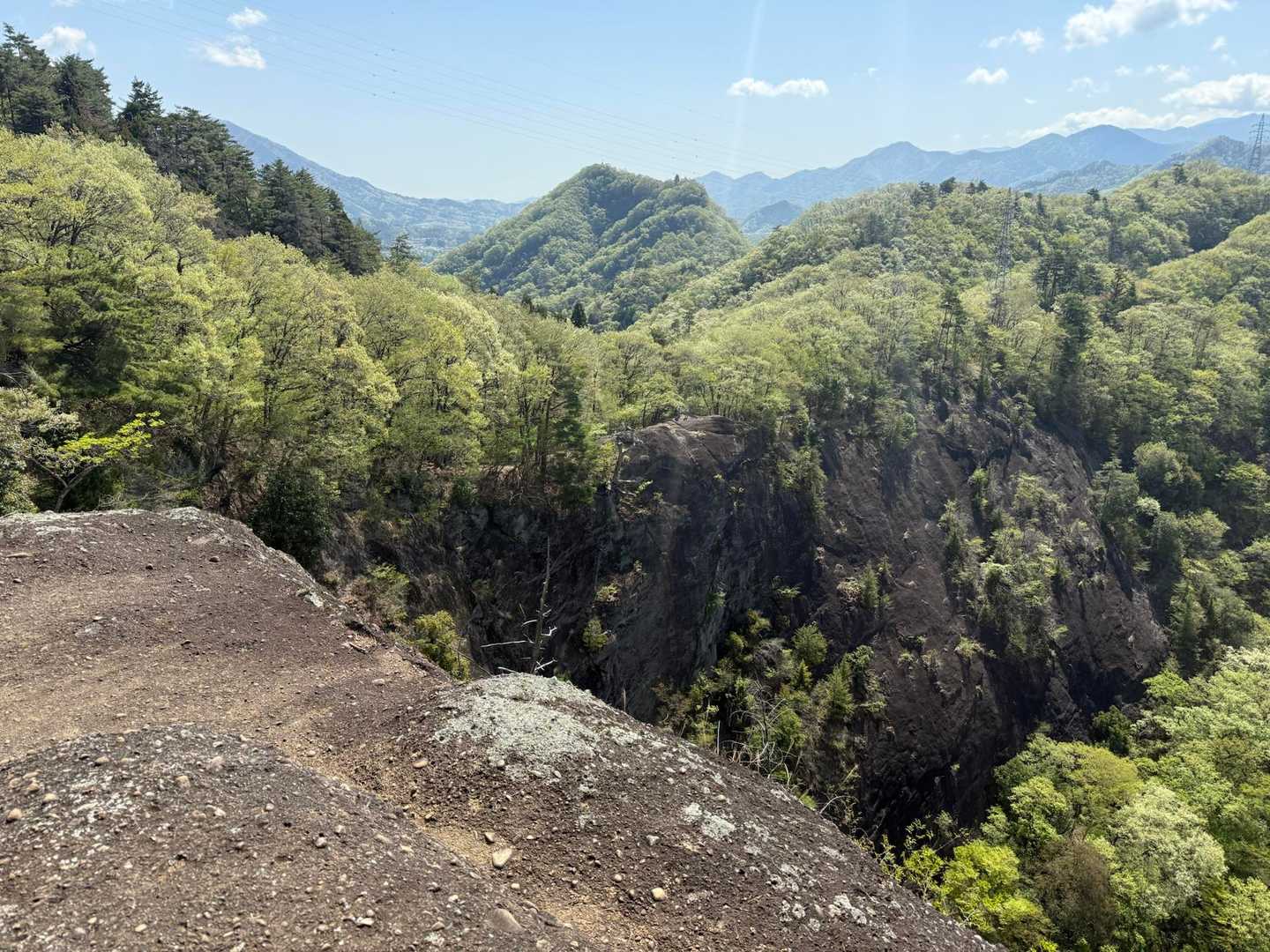 ついに稚児落とし来た！迫力ありますねー
ここで本日初めての登山者さんにお会いしました。
ということは、この先にはもう蜘蛛の巣はない。
やっと蜘蛛の巣ハンター卒業です。