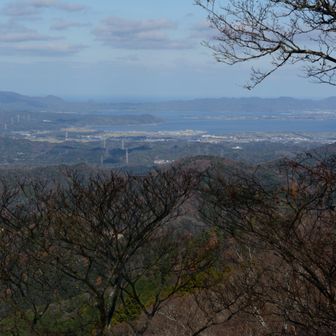 島根原子力発電所に向かう多数の送電鉄塔
大根島とベタ踏み坂(江島大橋)も良く見えました