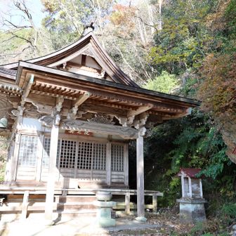 奥の院。奥の院までの道中には、西国三十三所観音霊場のそれぞれの本尊を模した33体の観音像を安置した祠が点在していていました。すべてをチェックできなかったのが悔やまれる。満願ならずといったところか。