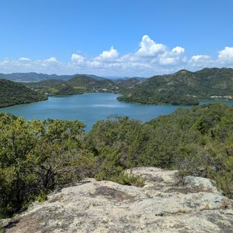 山頂着いたが、先に小休止して平荘湖を📸