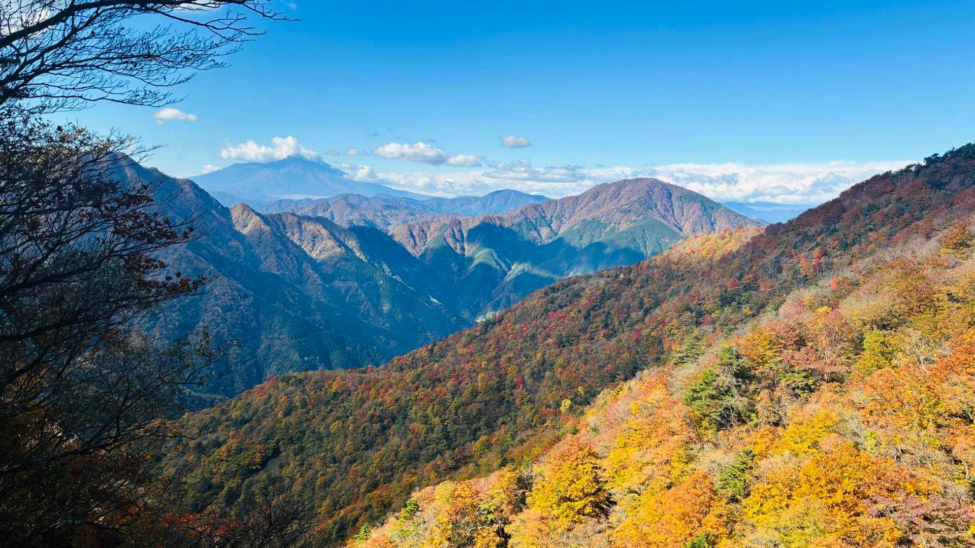 姫次から少し行ったら、絶景ポイントがありました。富士山は雲がかかってますが、紅葉もきれい。大室山も存在感！