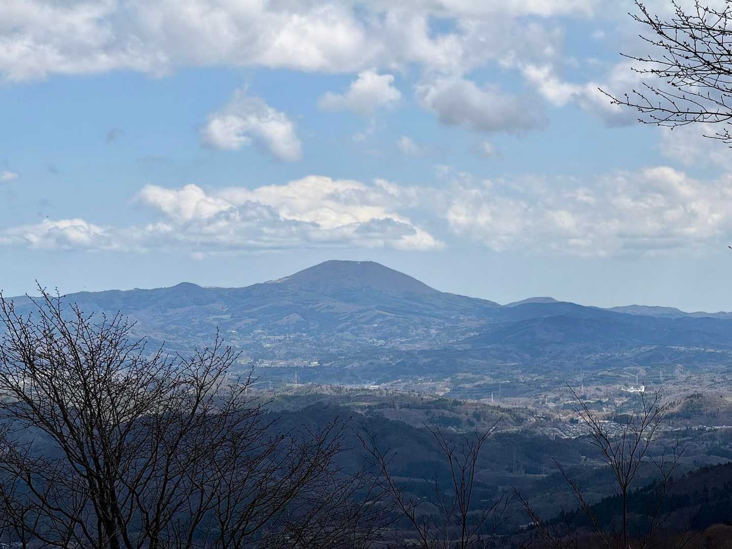 気仙沼方面は室根山(むろねさん)が存在感を放っていました。