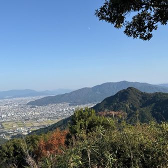 手前から飯盛山、油山、背振山系