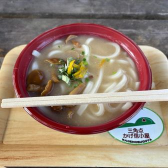 景信山の山頂にあるかげ信小屋にて、なめこうどんを食べて塩分をチャージ。