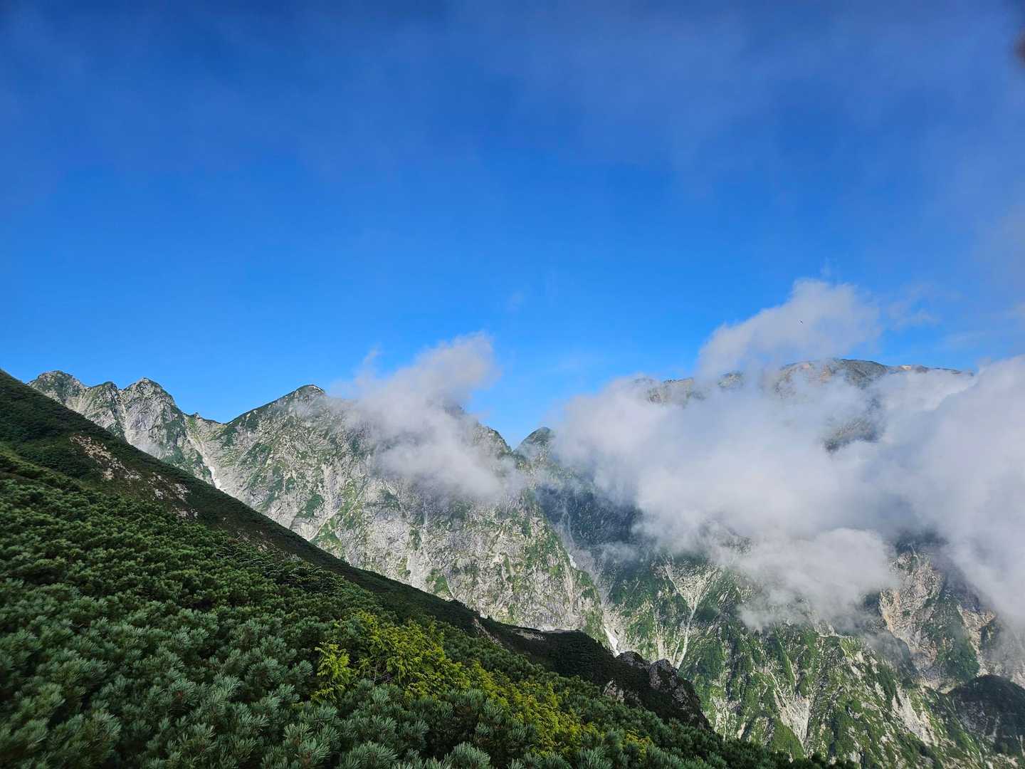 あ～～～😅
白馬三山、恥ずかしがってるなぁ～😅☁️☁️☁️☁️