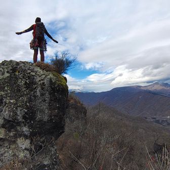 さて山急山のピーク稜線に乗りまして
誰が呼んだか｢電魔岩｣


変な字を当てるから分かりにくくなる
はっきり書いちゃえばいいのに

電　動　マ　ッ　サ　ー　ジ　ャ　ー　

に似てるってꉂ🤣𐤔