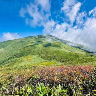 月山森から望む伏拝岳
手前はのなだらかな山はボサ森