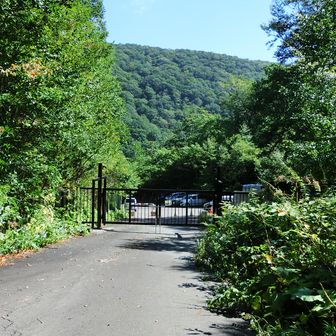 下山は楽勝🚶‍♂️駐車場に無事到着！
下の第二？駐車場までは埋まってましたよ🚗
とても静かな三ツ石山紅葉偵察でした😅