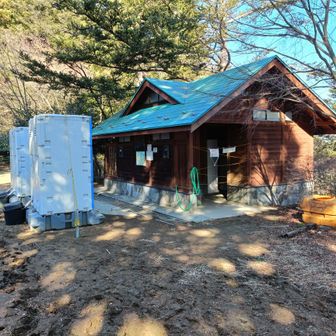 御岳山展望台へ行く途中にあるトイレ。閉鎖中。仮設トイレあり。