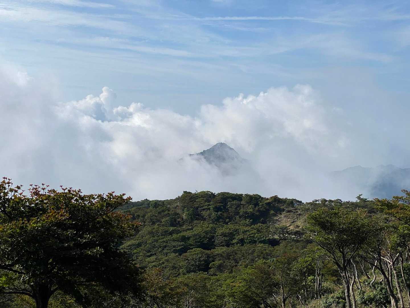 雲の切れめから
鎌ヶ岳 😀

後で行くよ〜