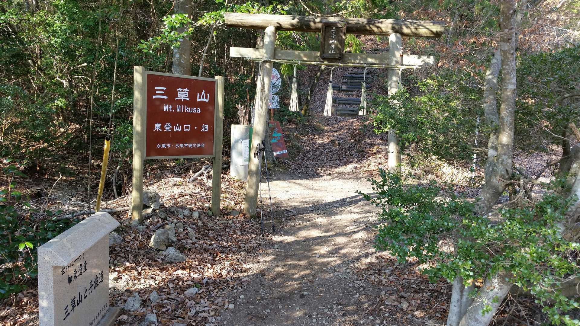 鳥居の形は、明神系だけど
反増が反ってないからやや神明系もまざってると思います。