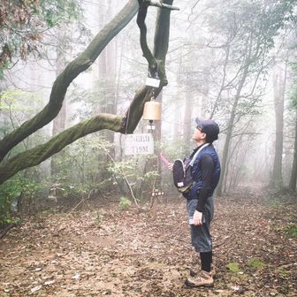 気づけば山頂

ベンチも濡れているので、すぐ下山！