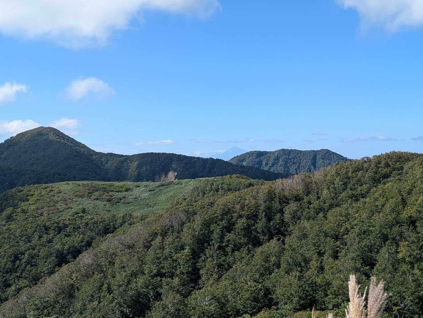 鳥海山もチラリ
