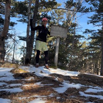 山頂はこんな感じで雪が残ってます