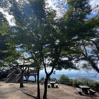 展望台広場とうちゃく
この時点では貸切り状態

休んでると次々に登ってきました♪
やっぱり人気の熊山ですね⛰️