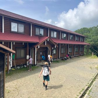 水補充と休憩も兼ねて、雲取山荘へ