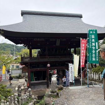 大きな仁王門の2階には、五百羅漢の像がびっしりと乗っていて、異様な雰囲気