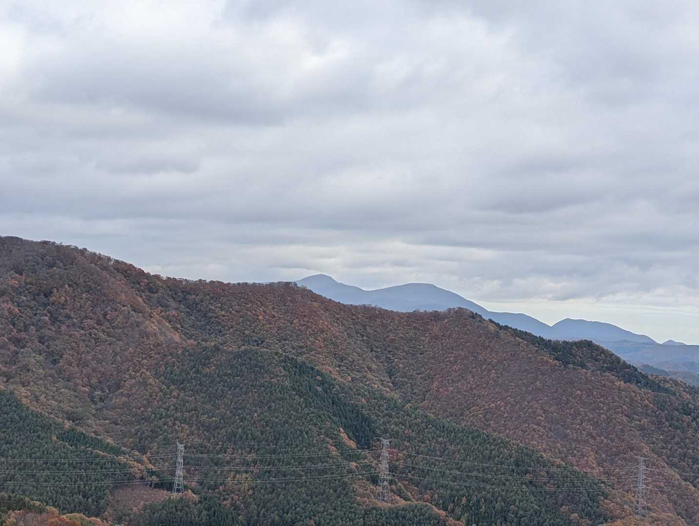 奥に北泉ヶ岳、泉ヶ岳