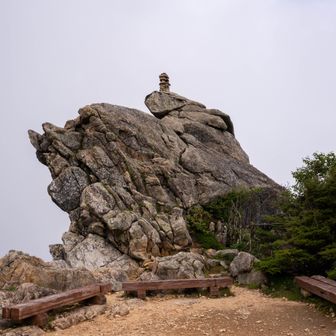 小屋の前の目印的な岩