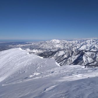 大岳山頂
レポで良く見る雪庇？
まだ小さいかな！
バックに今回行こうか迷った粟ヶ岳
