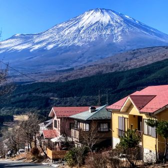 別荘地（？）にある登山口に下りてきました。富士山、見事！