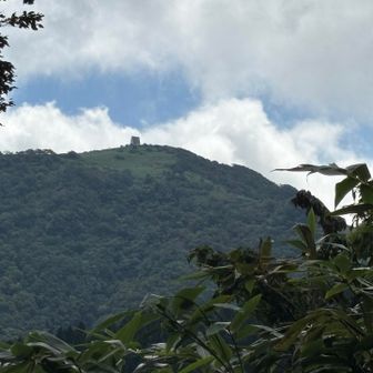 山頂小屋が見える
